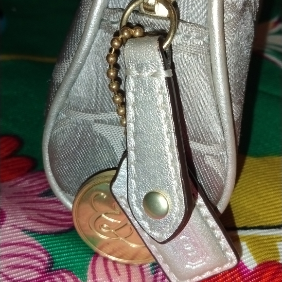 Limited edition coach makeup bag - Picture 4 of 8